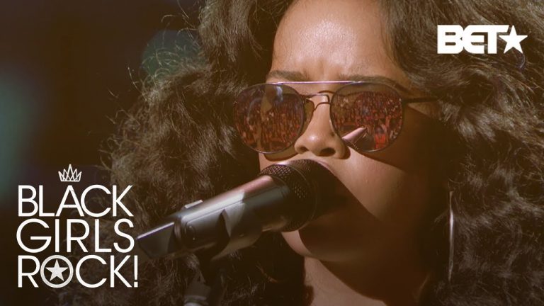 Hot New H.E.R. Performs “Make It Rain” With Soulful Vocals of All-Black Girl Choir | Black Girls Rock 2018