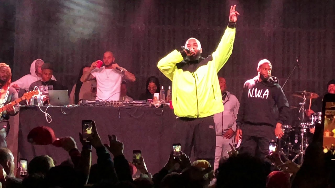 THE GAME HONOURS KOBE BRYANT AT SHOW. RIP.