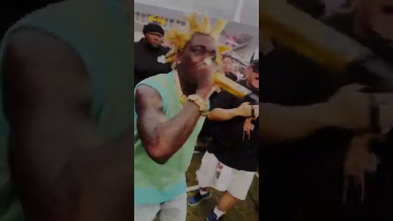 Kodak Black Jumps Into Crowd For "No Flokin'"