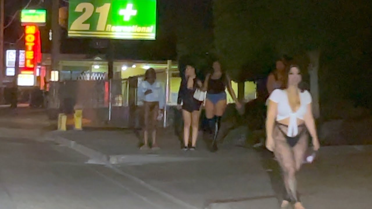 Seattle Street Nighttime View: Aurora Ave Stroll