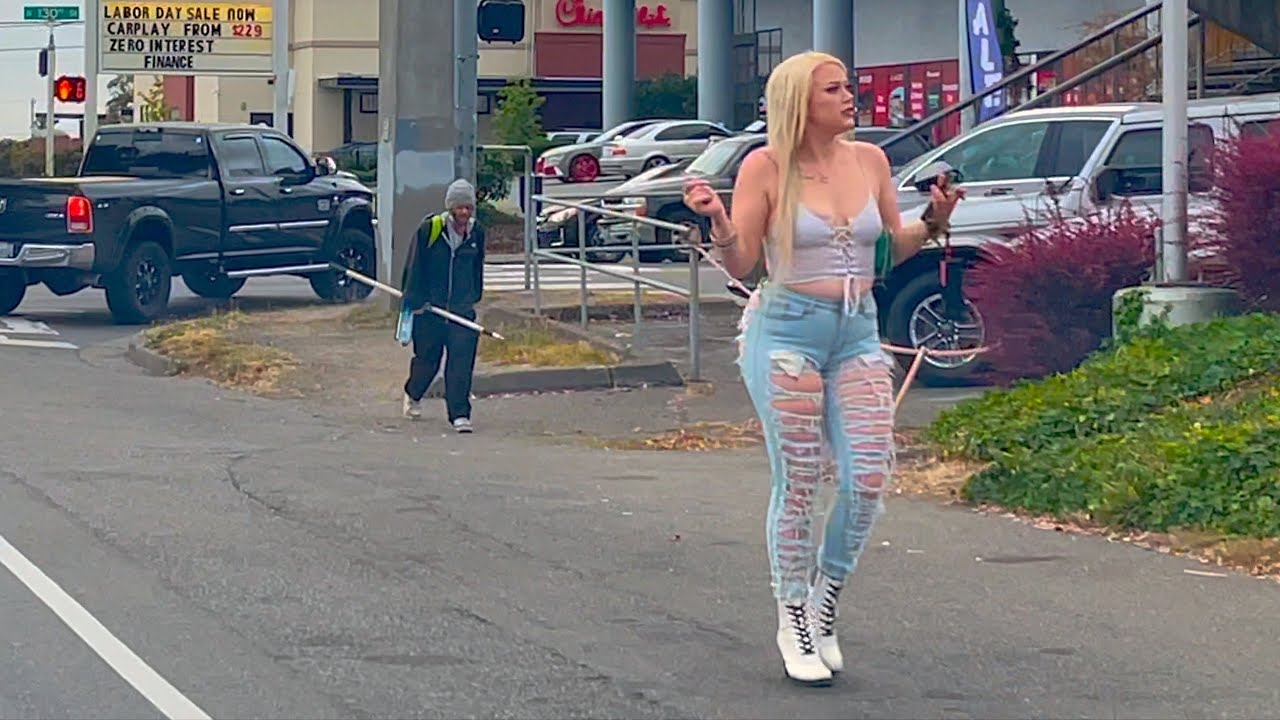 Seattle Street View: Aurora Ave Stroll on a Nice Evening