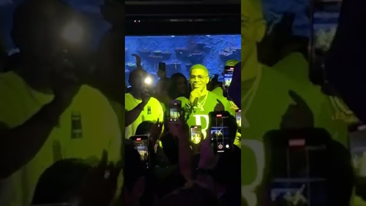 Fabolos Eats Lunch During Jamie Foxx Concert (Hilarious)
