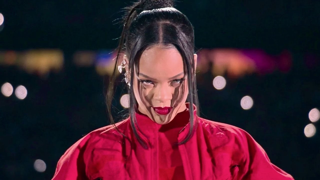 "Rihanna wows at Super Bowl 2023 with suspended performance to protect the field"