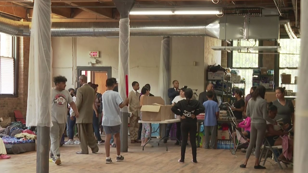 Community volunteers help migrants at Pilsen shelter