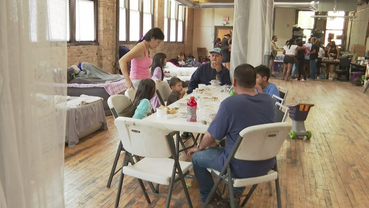 Volunteers turn Pilsen warehouse into emergency shelter for dozens of migrants