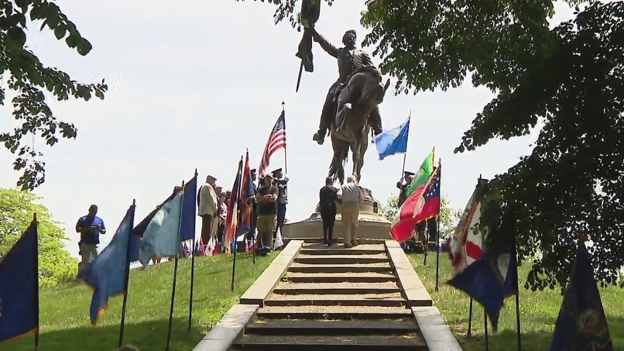 Chicagoans honor the fallen on Memorial Day