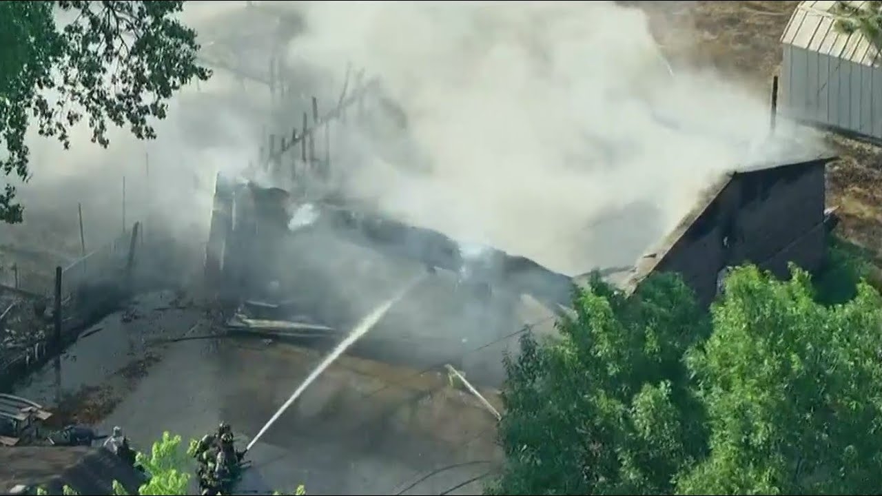 Fire destroys large garage in Aurora