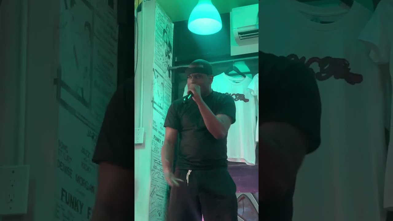 A day at the openmicatthejuicebox a rapper freestyling on the infamous #scarlip beat