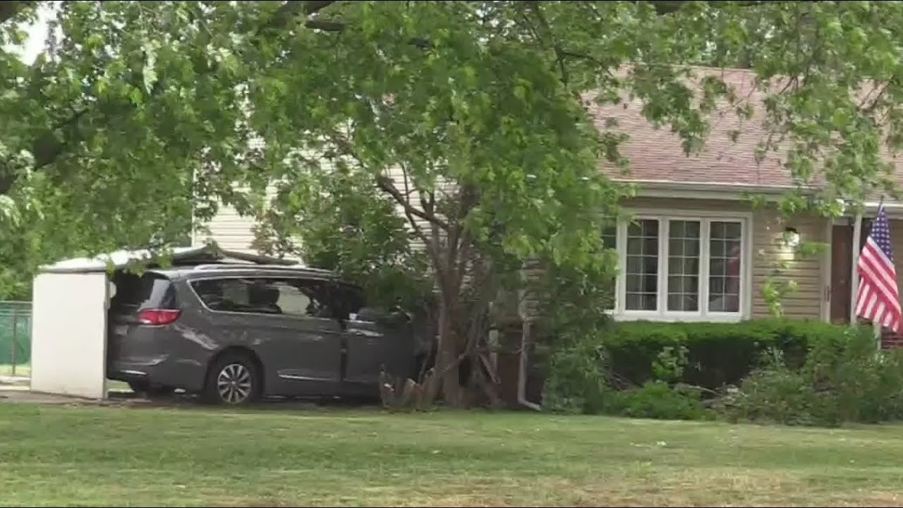 Minivan slams into Des Plaines home