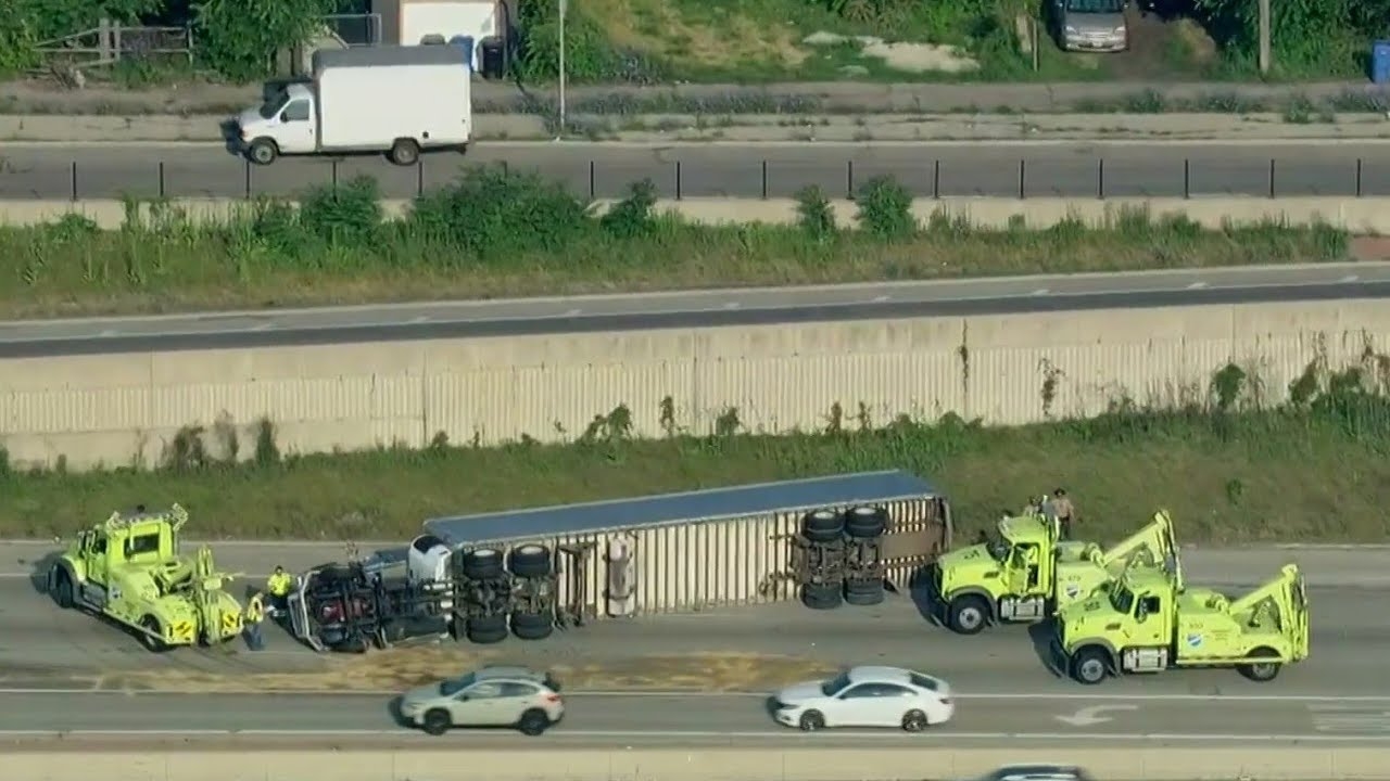 Semi truck driver hospitalized after rollover crash on Dan Ryan Expressway