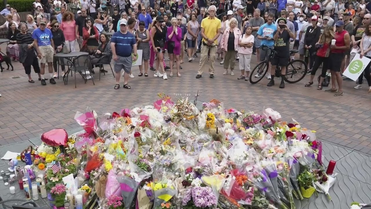 Highland Park Mayor Nancy Rotering honors victims of July 4th shooting