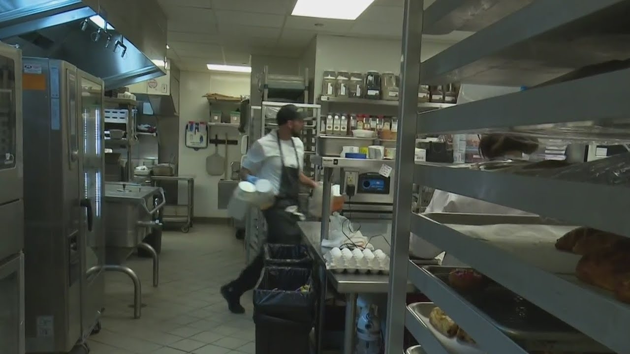 Amid worker shortage, Chicago hotels want to be able to hire migrants more easily