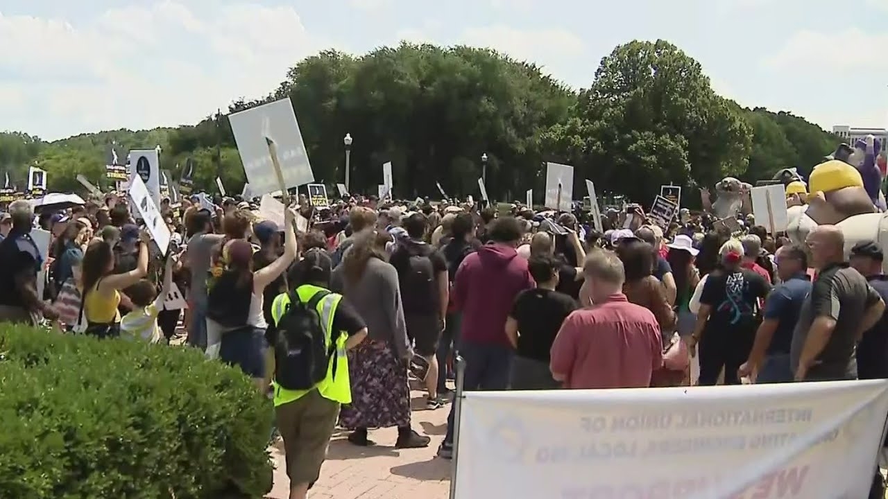 Chicago SAG-AFTRA members walk in solidarity with Hollywood actors on strike