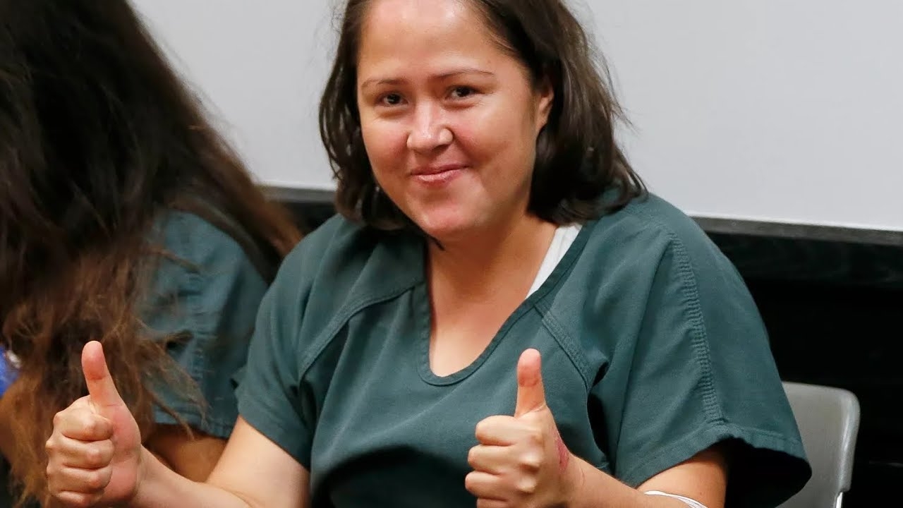 2017 THROWBACK: "MOM WHO FATALLY STABBED HUSBAND AND 4 KIDS SMILES GIVES THUMBS UP IN COURT"