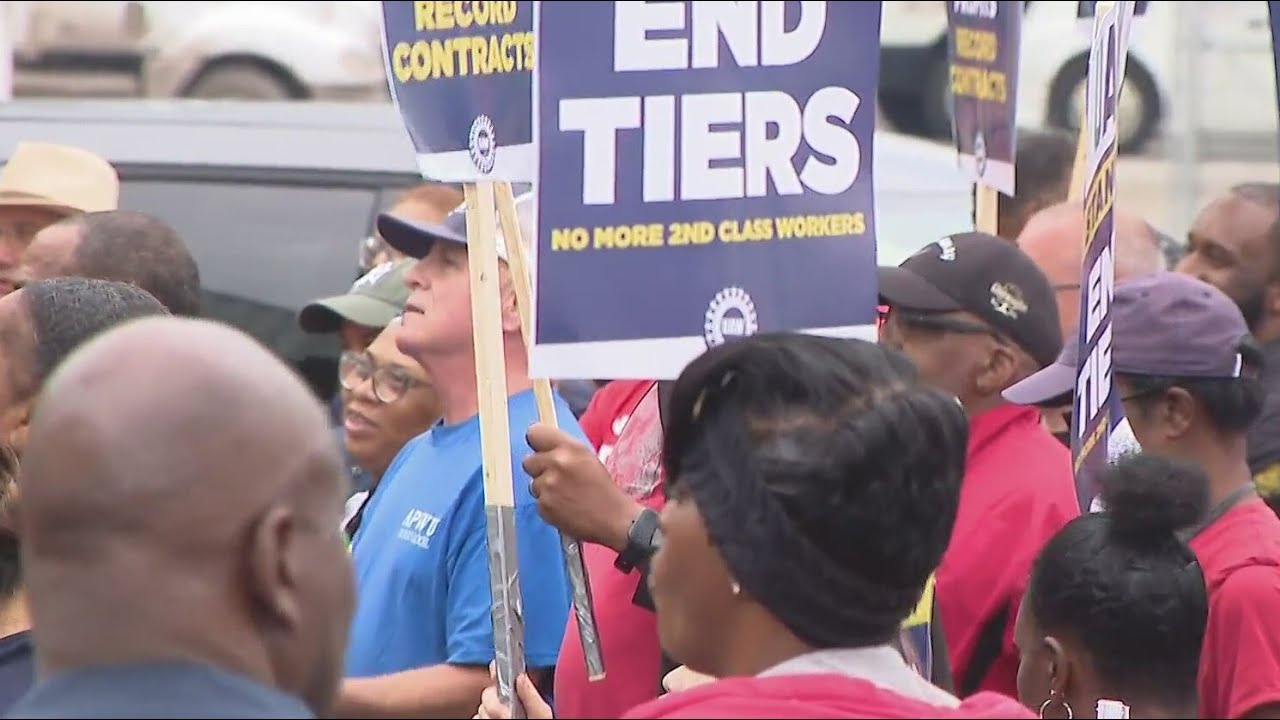 Chicago autoworkers rally amid strike against the big three