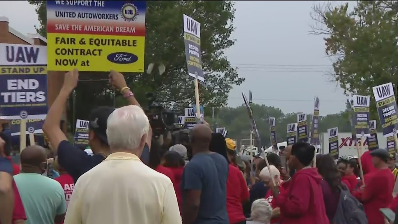 Autoworkers rally in Chicago amid strike