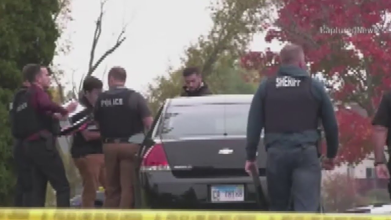 Officer shoots, kills suspect in suburban Chicago sledgehammer attack