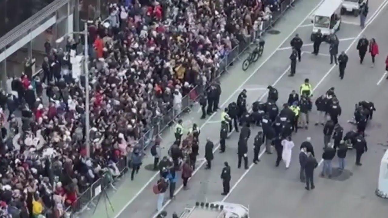 Pro-Palestinian protesters briefly disrupt Thanksgiving Day Parade in New York