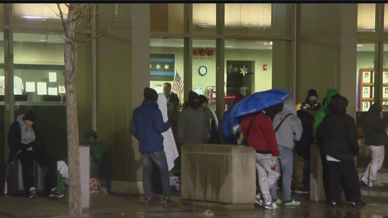 More migrants arrive in Chicago as city says they've cleared police stations