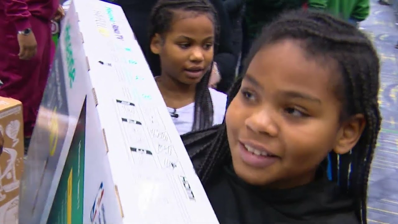 "Christmas in the Wards" brings gifts to 700 Chicago families