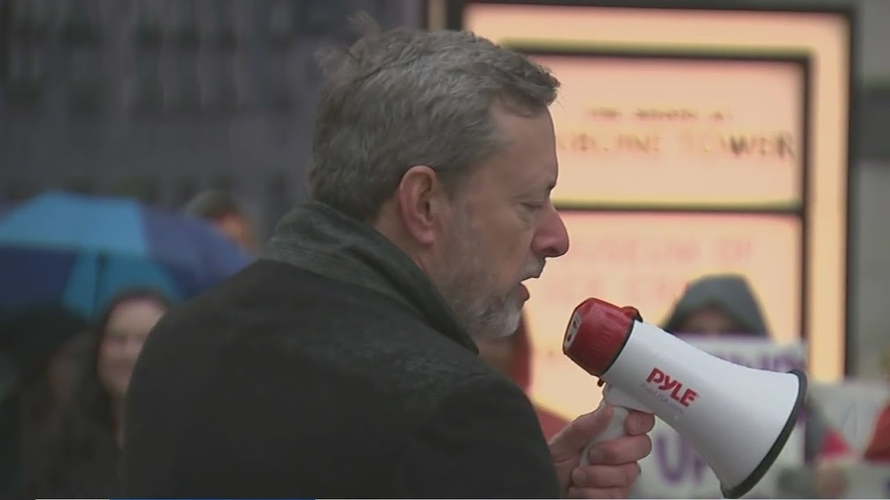 Chicago Tribune journalists rally for new contract