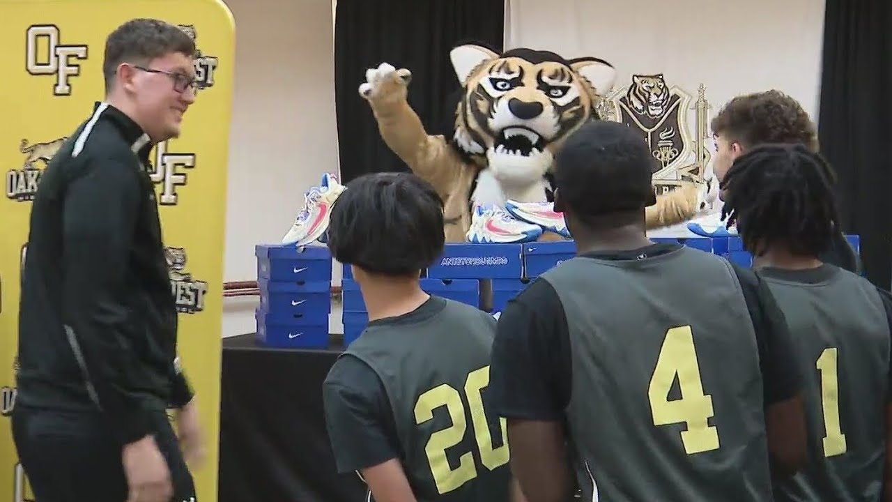Former star player donates new kicks for Oak Forest High basketball team