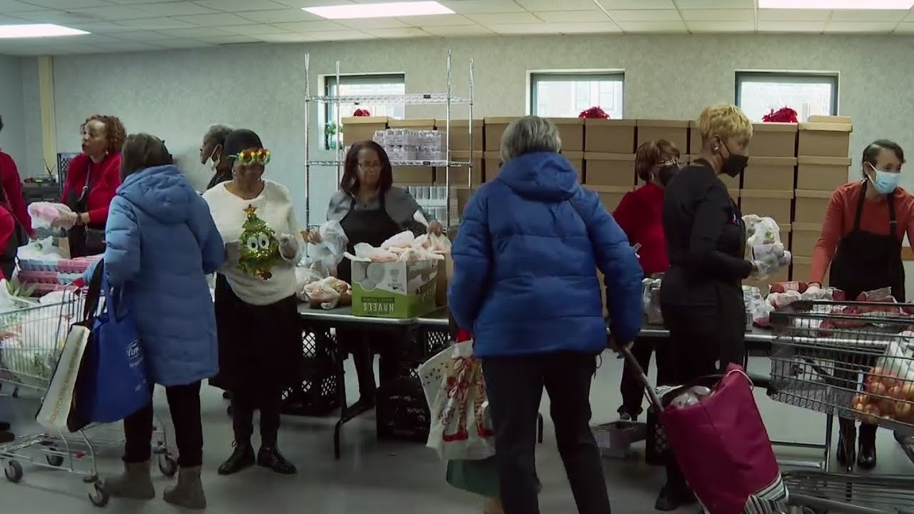 In Chicago, volunteers light up the season of giving