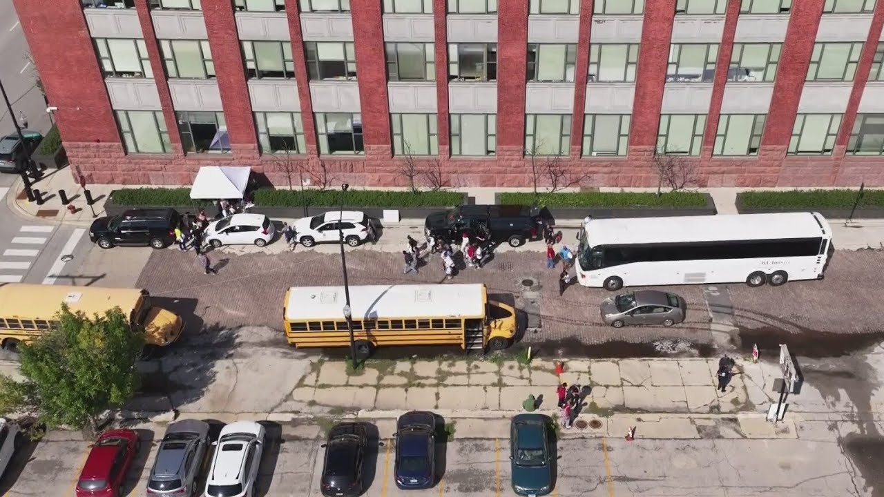 Illinois temporarily places hundreds of migrants in Chicago hotel rooms
