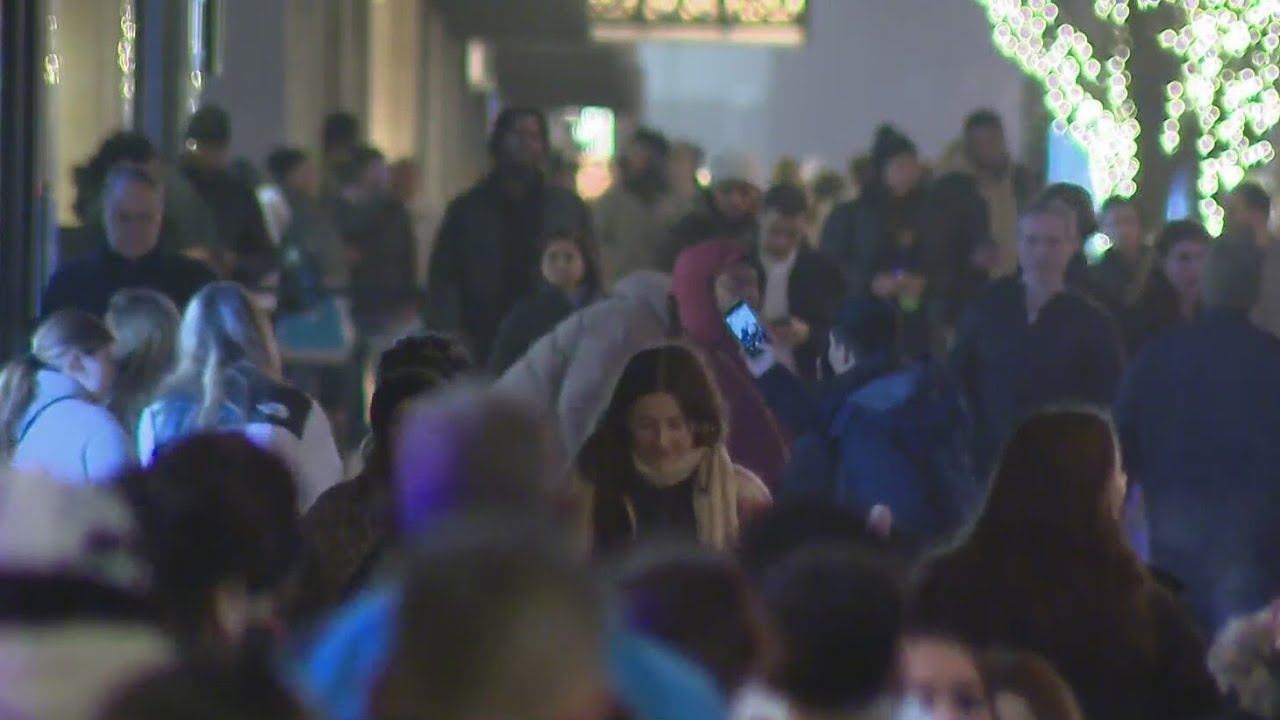 Christmas shoppers expected to hit stores for last minute deals