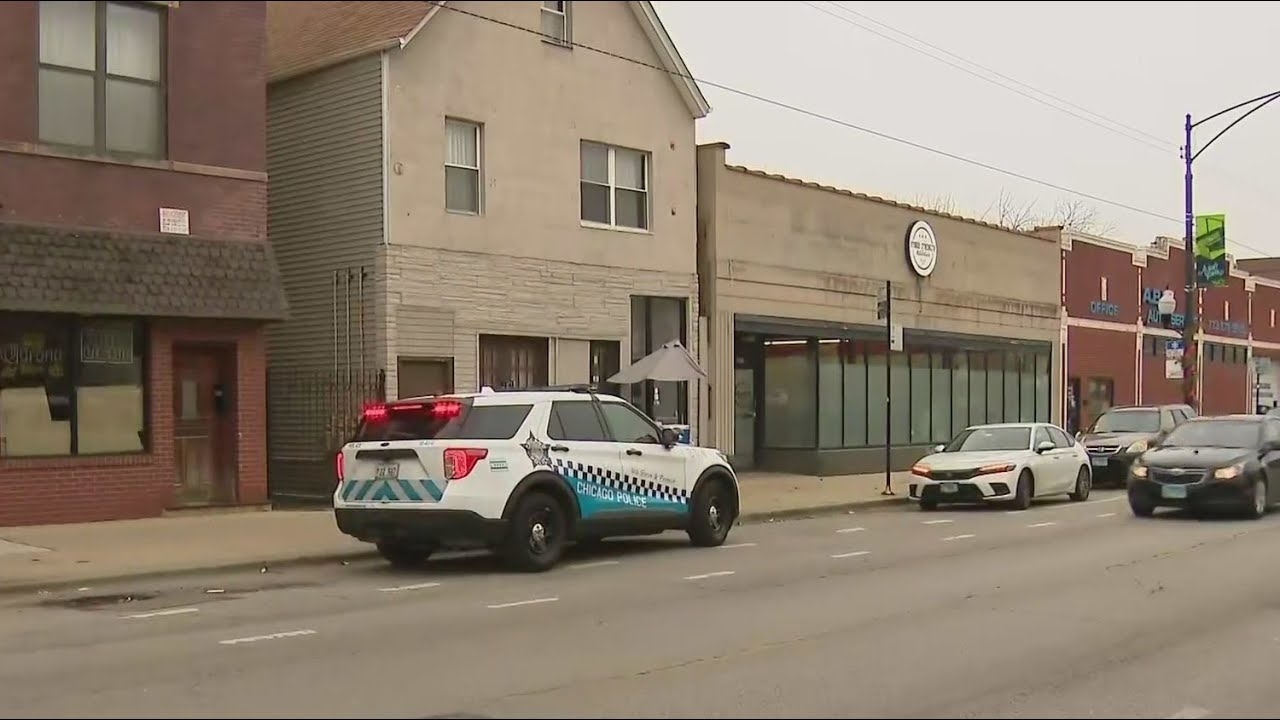 Chicago food vendor robbed at gunpoint, police search for suspects