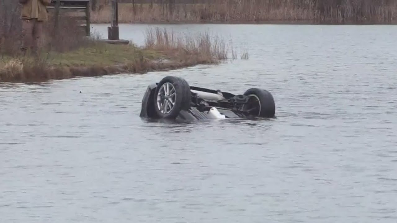 Driver loses control, ends up in suburban Chicago pond