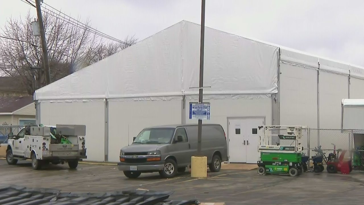 Former CVS in Chicago is now home to new state-run migrant shelter