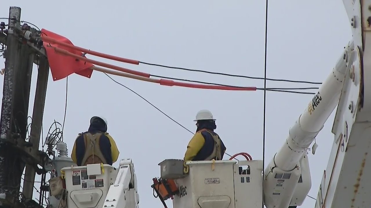 Crews race to restore power in Chicago area following snowstorm