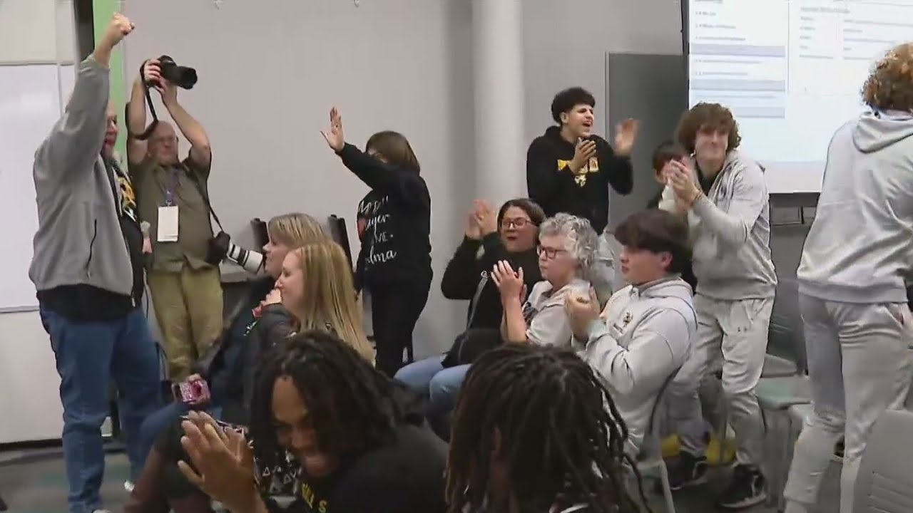 Major rebound for beloved suburban Chicago basketball coach who lost job over weekend