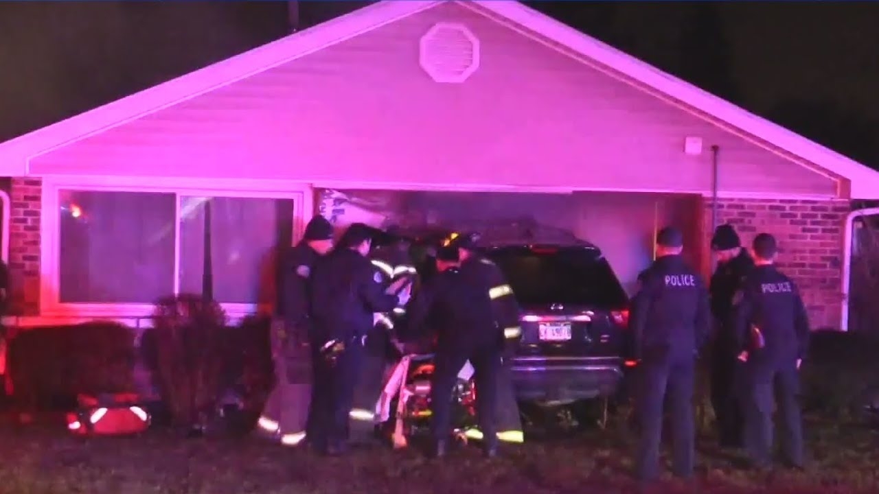 Car slams into house in Oak Lawn