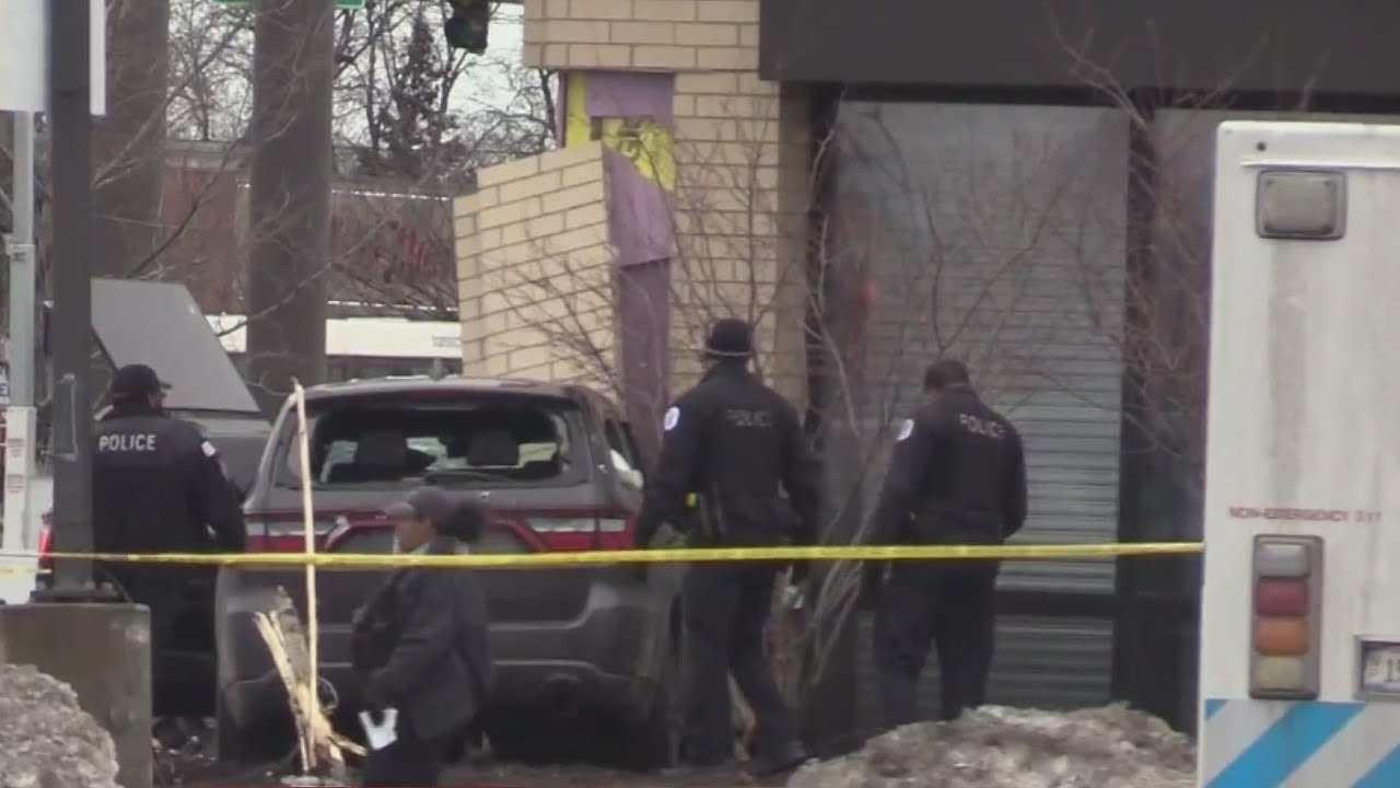 Parking lot shootout over stolen car ends in crash in Chicago