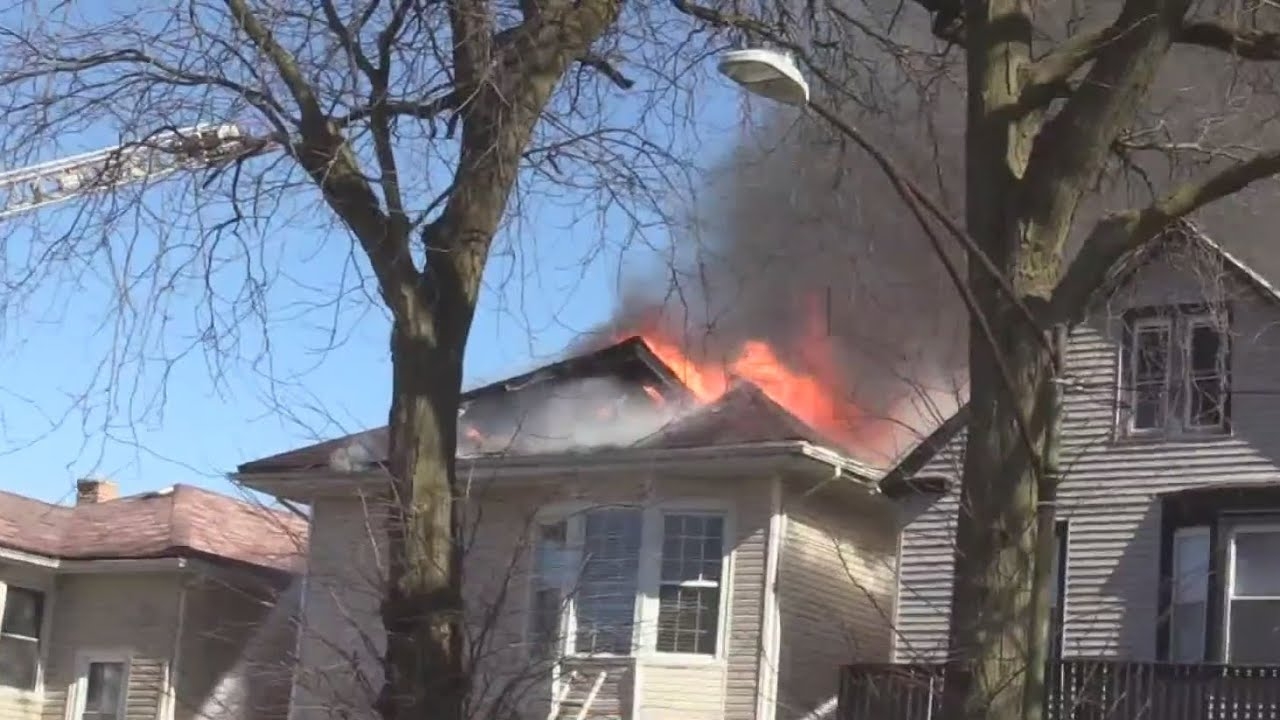 Chicago firefighter hurt battling Roseland blaze