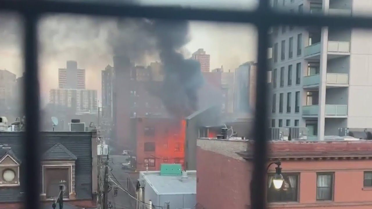 Fire breaks out in residential building on Chicago's North Side