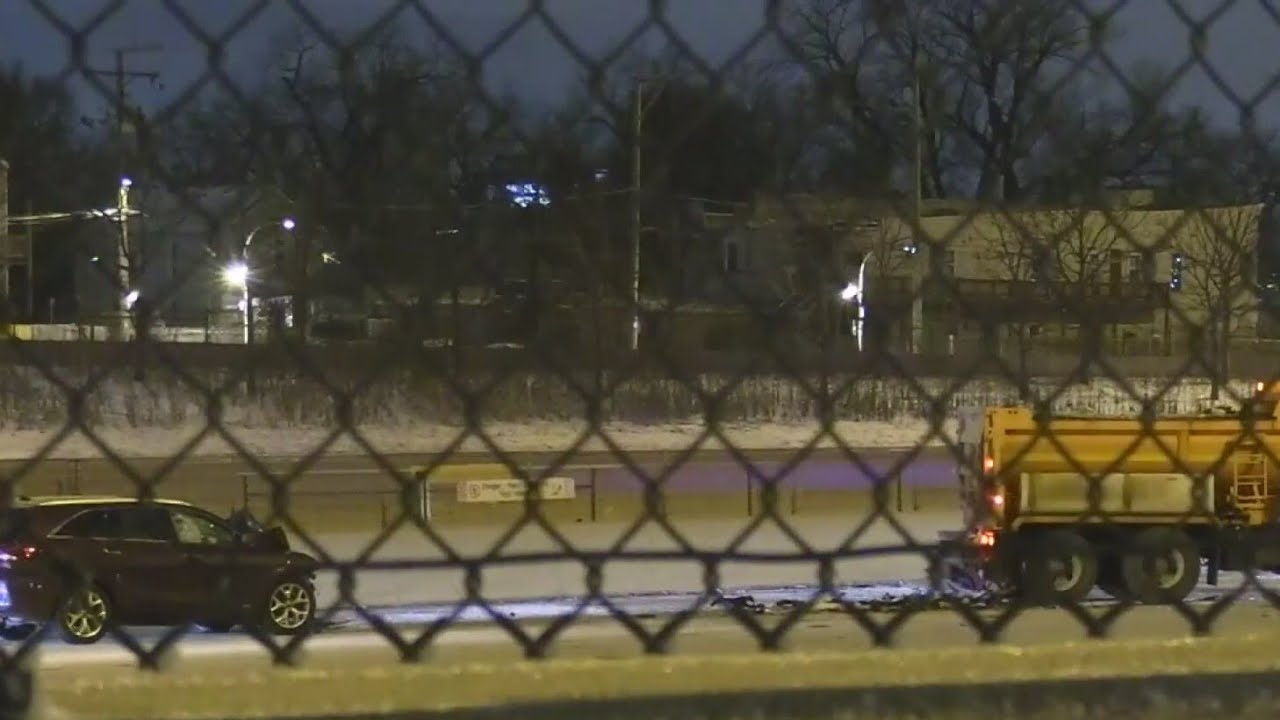 Crash on Dan Ryan Expressway involving salt truck leaves 2 hurt