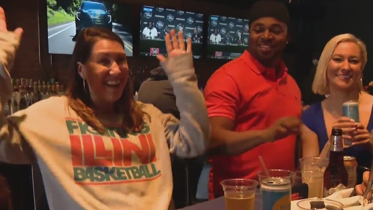 Fans gather in Chicago to watch Illinois take on UConn