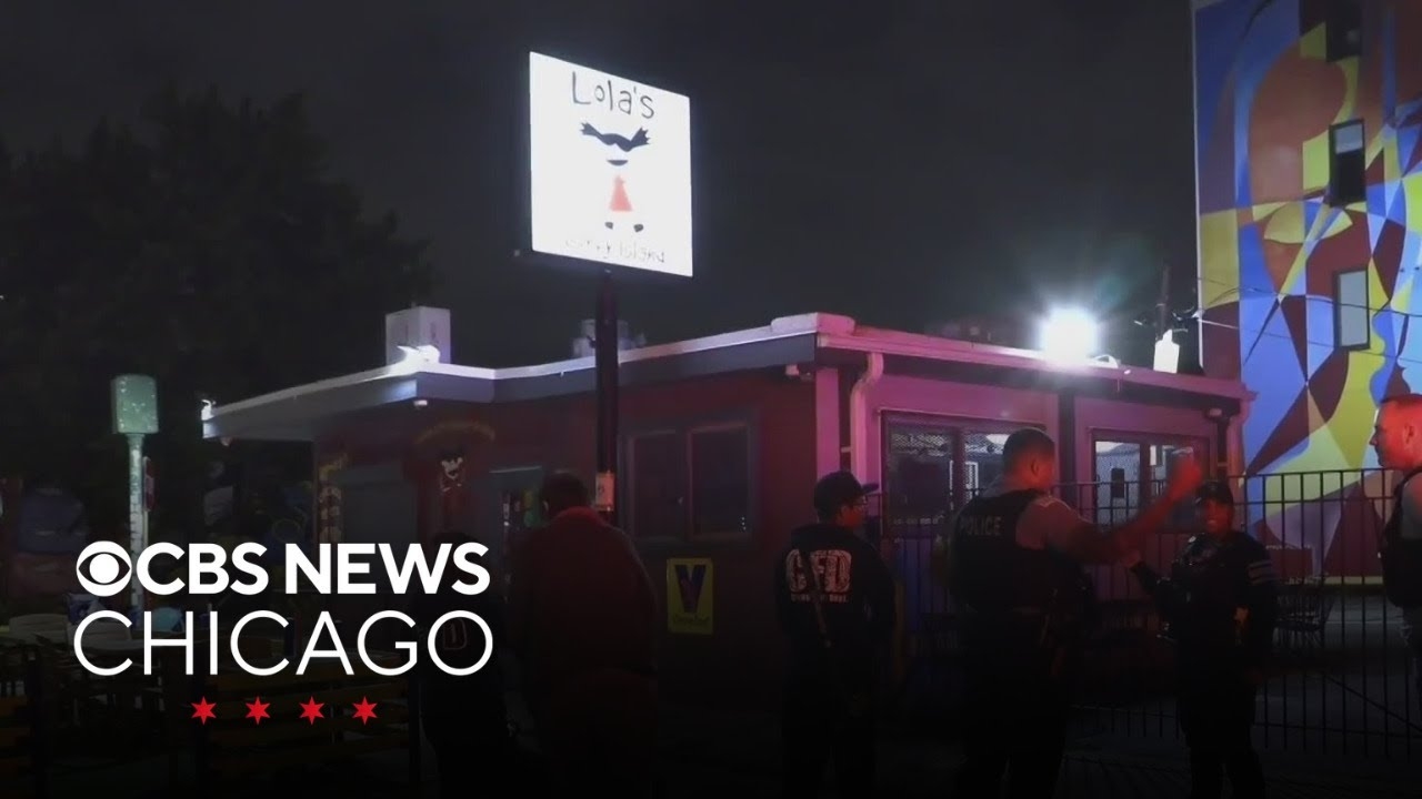 2 workers stabbed during attempted robbery at West Side restaurant