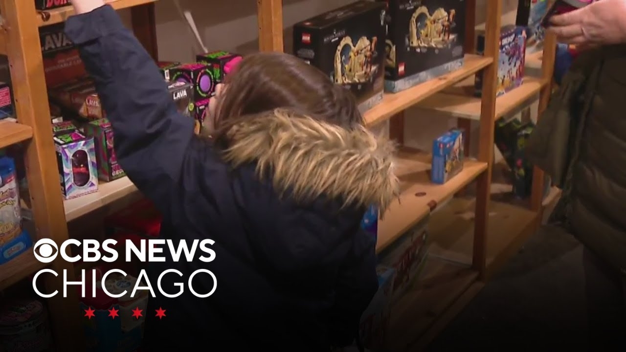 Last-minute Christmas shoppers turnout in Chicago's Lincoln Square neighborhood
