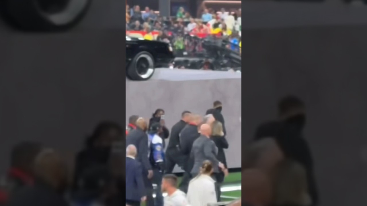 Kendrick Lamar Security Team As He Exits The Stage