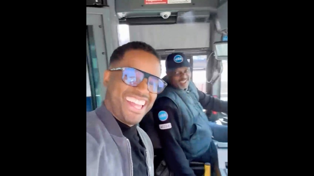 Larenz Tate Hops On "CTA" Bus In His Hometown Of Chicago!