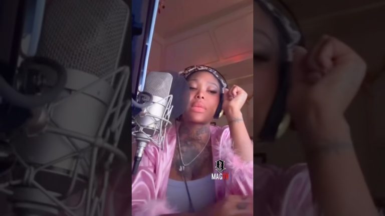 Summer Walker Back At It In Her Home Studio 